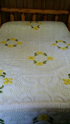 vTg White Yellow Flower Daisy Floral Chenille Bedspread Fringe Blanket