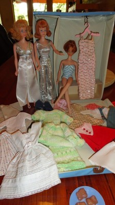VINTAGE BARBIE MIDGE CASE WITH DOLLS CLOTHES ACCESSORIES HONG KONG CLOTHES