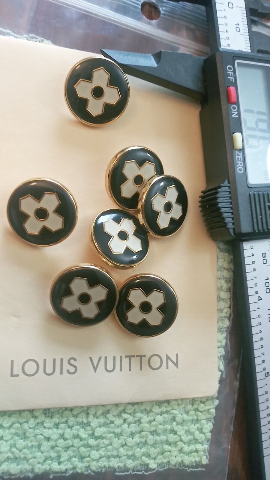 LOUIS VUITTON金属製エンボスプレートフランスパリショップドアプレート LOUIS VUITTON金属製エンボスプレートフランスパリショップドア