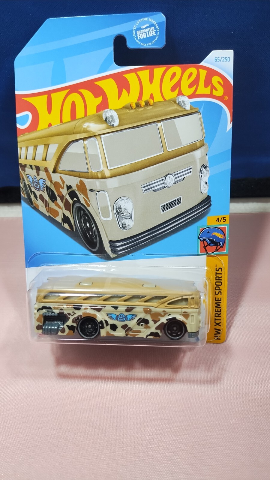 ホットウィール　Hot Wheels VW BUS　サーフィン Amazon.com: Hot Wheels Volkswagen Kool Kombi, Surf's Up 2/5