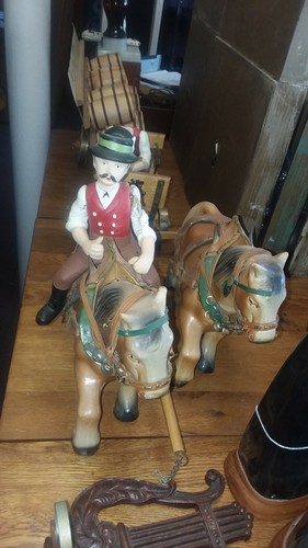 VINTAGE LOWENBRAU 4 HORSE AND BEER WAGON SET 26 BARRELS, 1 DRIVER AND 1 RIDER
