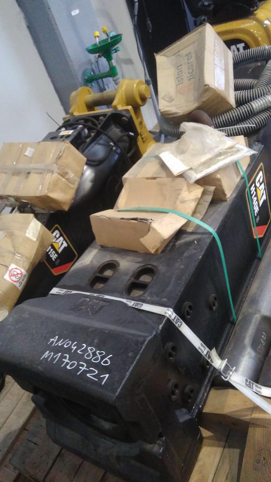 CAT H140Es Caterpillar Hydraulic Hammer Brand New Unused 5865lb