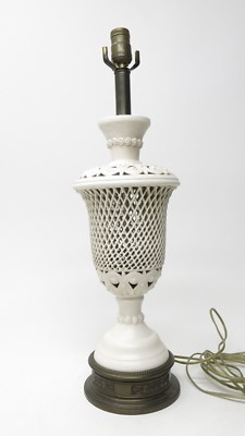 Vtg Mid Century Hollywood Regency White Ceramic Cutout Urn Lattice Floral Lamp