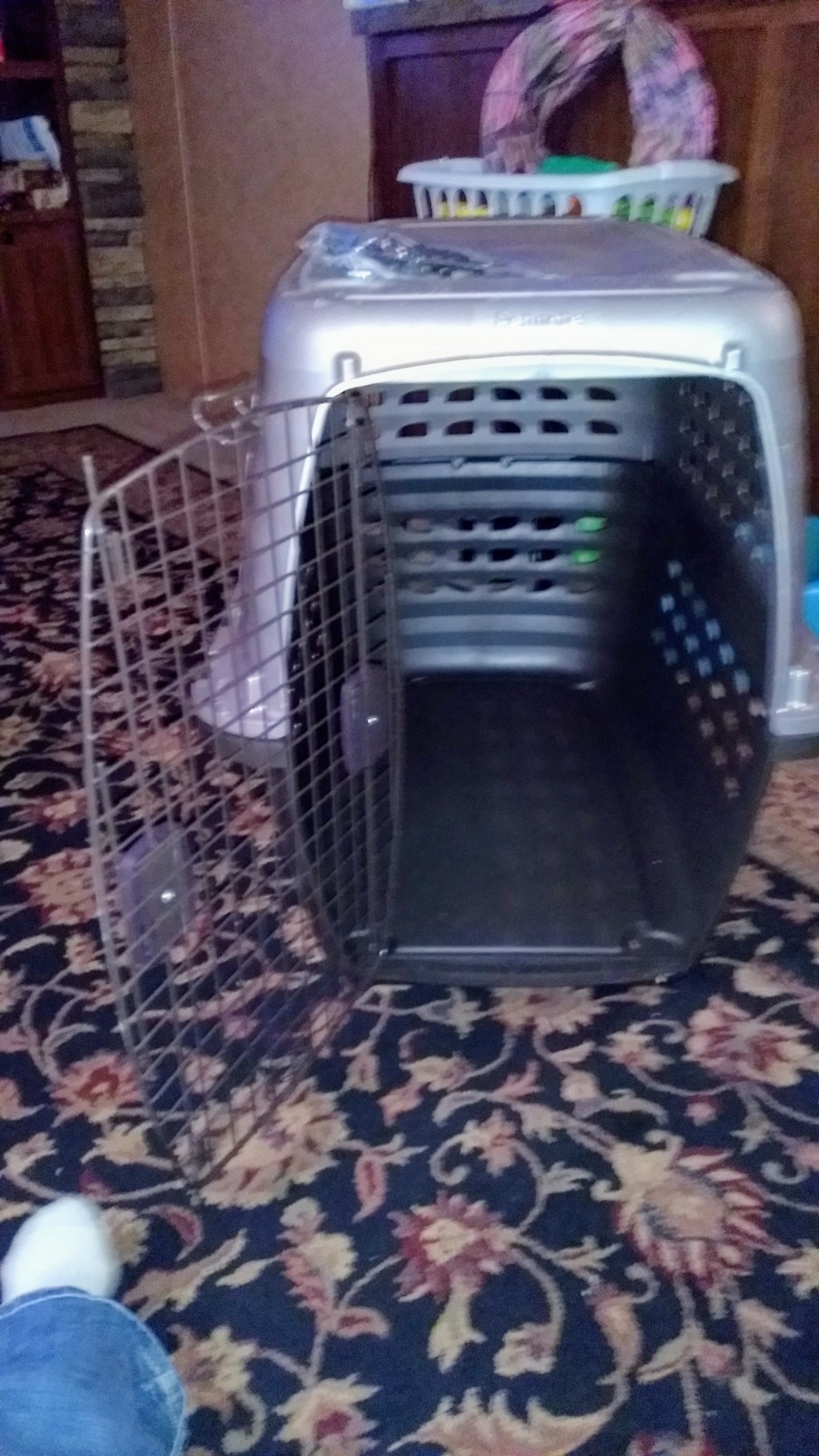 XLarge Petmate Navigator Kennel for Pets 70 to 90lb. Two toned color