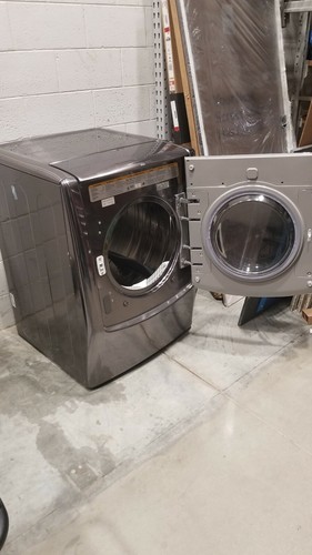 LG - Signature 9.0 cu. ft. 14-cycle smart wi-fi gas dryer with turbosteam