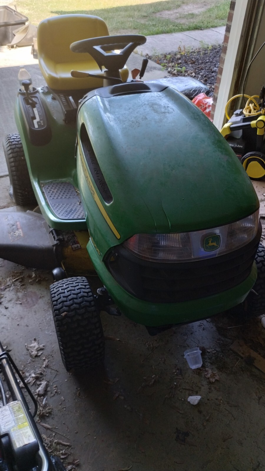 John Deere LA105 草刈り機 The John Deere LA105: Key Features and Specifications