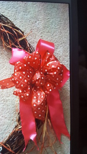 VALENTINE OVAL GRAPEVINE WREATH