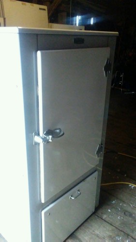 1930s frigidaire Automatic Fridge **gutted, does NOT work**