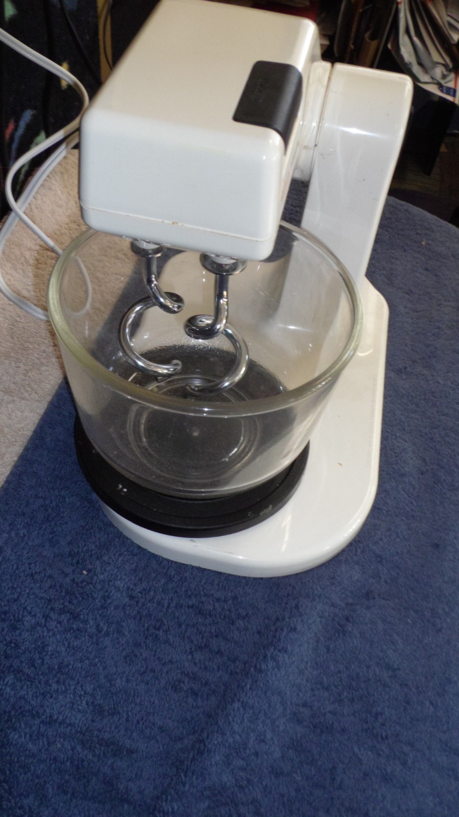 Sunbeam Mixmaster Stand Alone Mixer #01401 w/Glass Bowl & A Set of Beaters