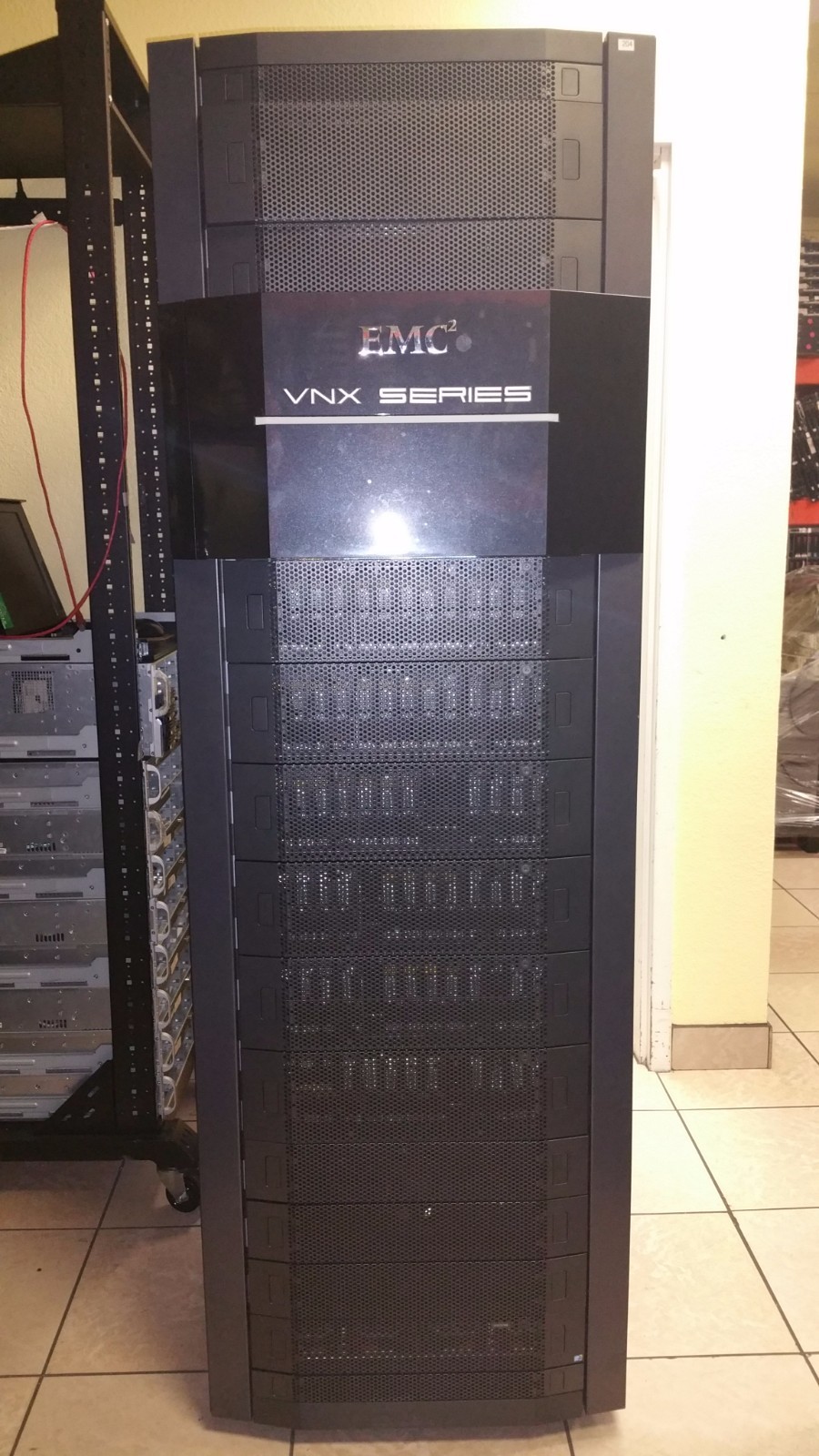 EMC VNX5700 System w/ Server Head +34x 2TB, 36x 600GB, 10x 100GB SSD Drives