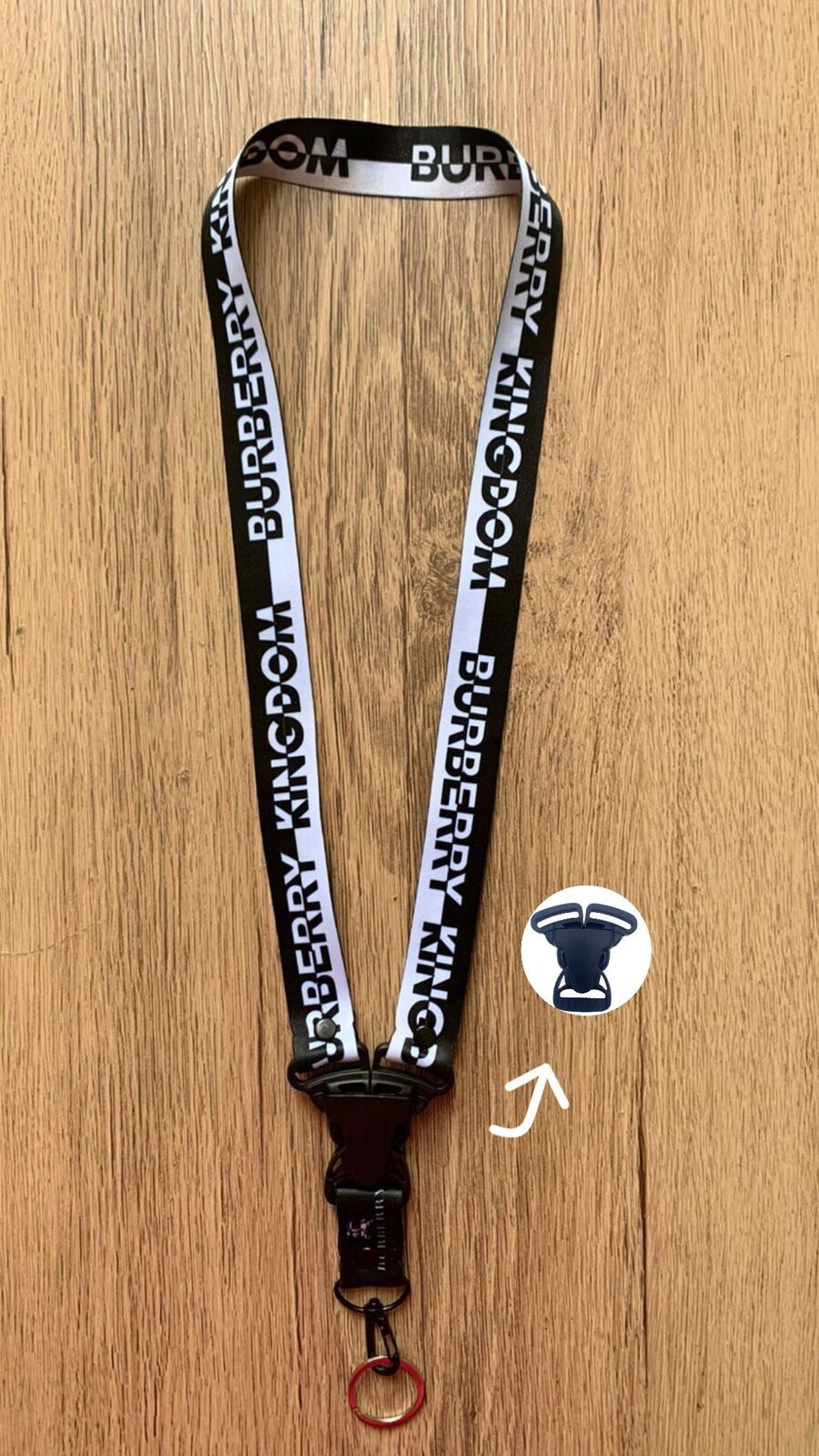 Burberry ロゴネックストラップ Burberry Logo Neck Strap