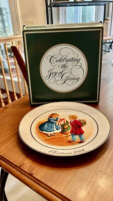 Vintage 1984 AVON Annual Christmas Plate, 4th in Series, Joy of Giving, 22K Gold
