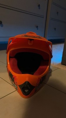 Dies ist ein Cross-Helm der Marke ARMOR Helmets, Orange,schwarz