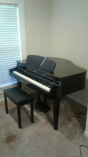 Yamaha CLP-565GP (Black, Digital Piano) - Includes Songbook, Bench, User Manual