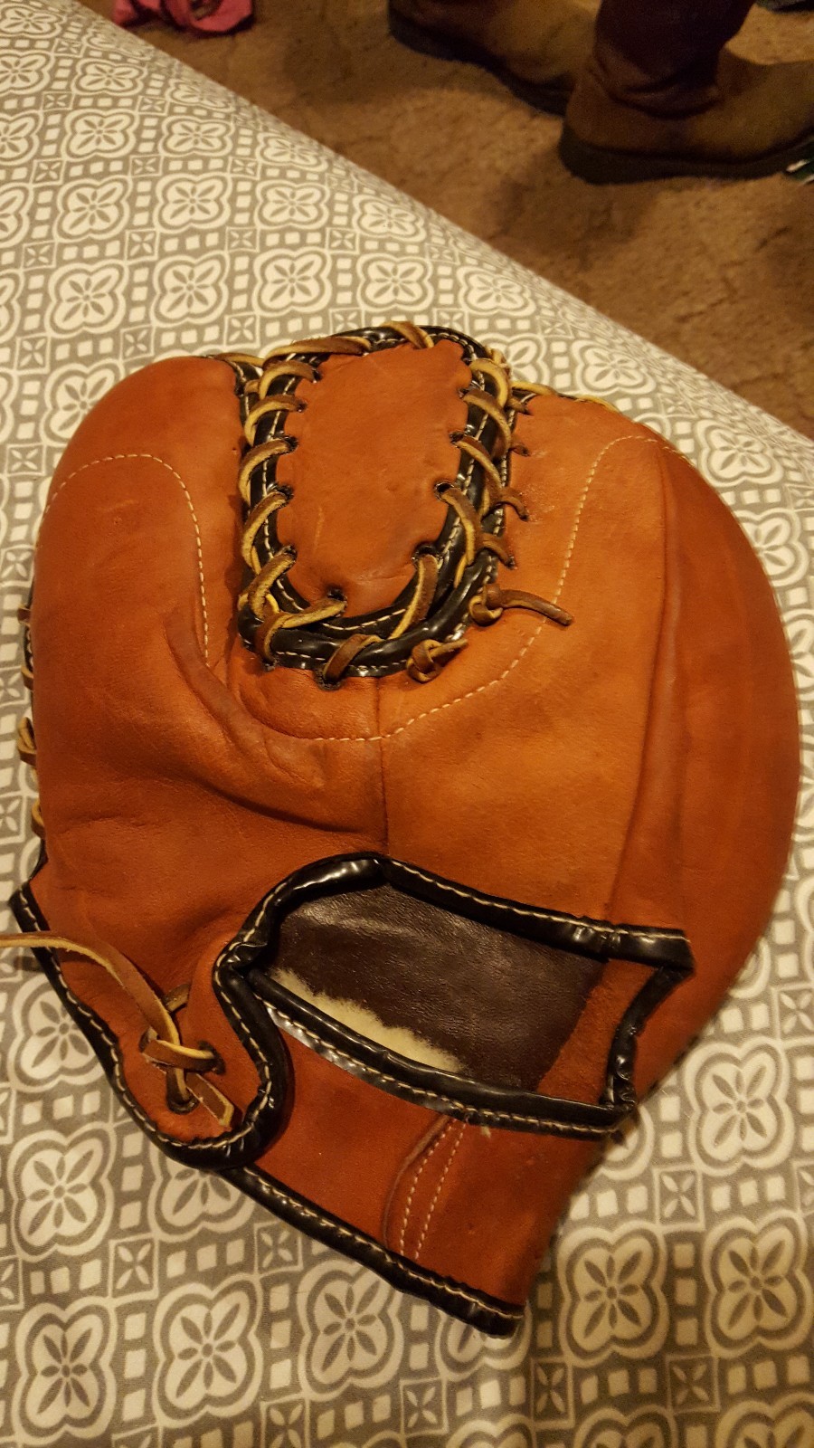 VINTAGE MCKINNON FIRST BASE PROFESSIONAL BASEBALL GLOVE B-675 FAVORITE MODEL