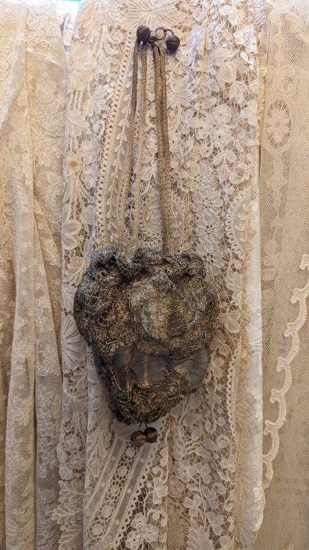 BEAUTIFUL EDWARDIAN METALLIC GOLD LAME + LAME LACE PURSE / BAG W DANGLES