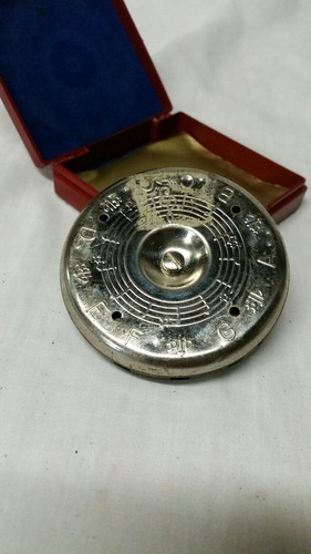 The Master Key Chromatic Pitch Pipe Instrument A440 13 Keys WM Kratt Co USA Made