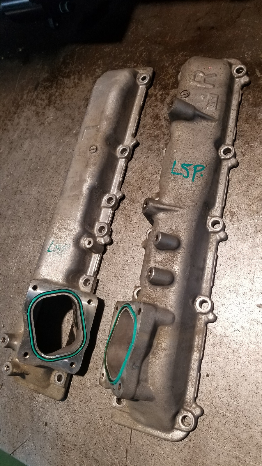 12643886 & 12643888 6.6L DURAMAX L5P INTAKE MANIFOLDS RUNNER 2017-2023 - Picture 5 of 8