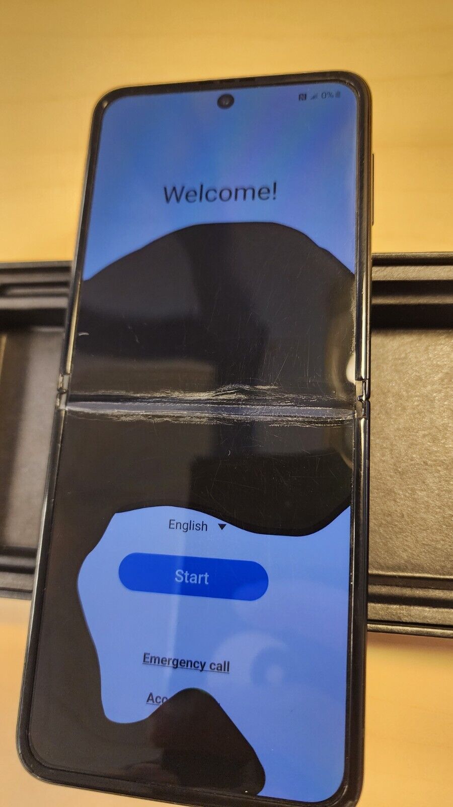 Samsung Galaxy Z Flip3 5G - FOR PARTS - UNLOCKED - DAMAGED Samsung Galaxy Z Flip3 5G - FOR PARTS - UNLOCKED - DAMAGED