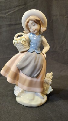 LLADRO #5221 ''Sweet Scent'' Porcelain Figurine Girl with Flower Basket RETIRED