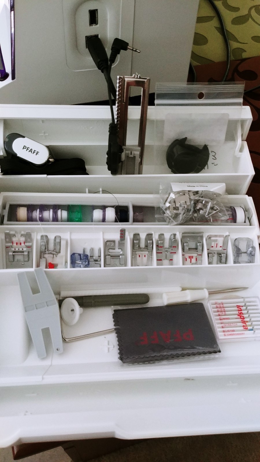 PFAFF CREATIVE 4.5 SEWING/EMBROIDERY MACHINE/EXTRA LARGE EMB. UNIT/LOW HOURS