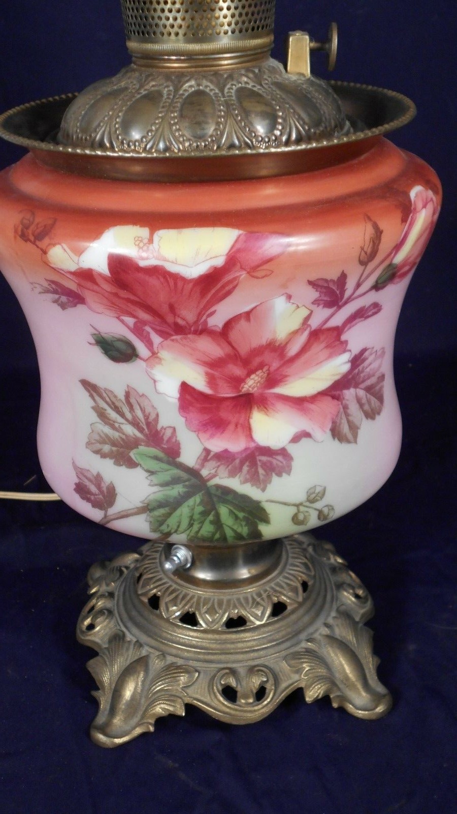 ANTIQUE VICTORIAN GWTW OIL LAMP-HAND PAINTED RED ROSES BASE AND SHADE