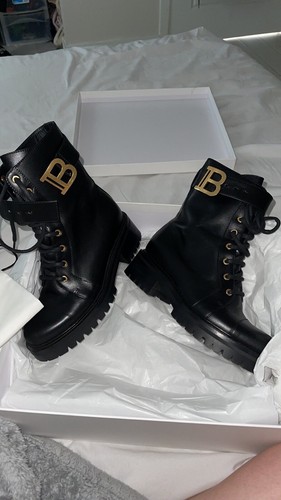 - Size 7us - Worn Once
