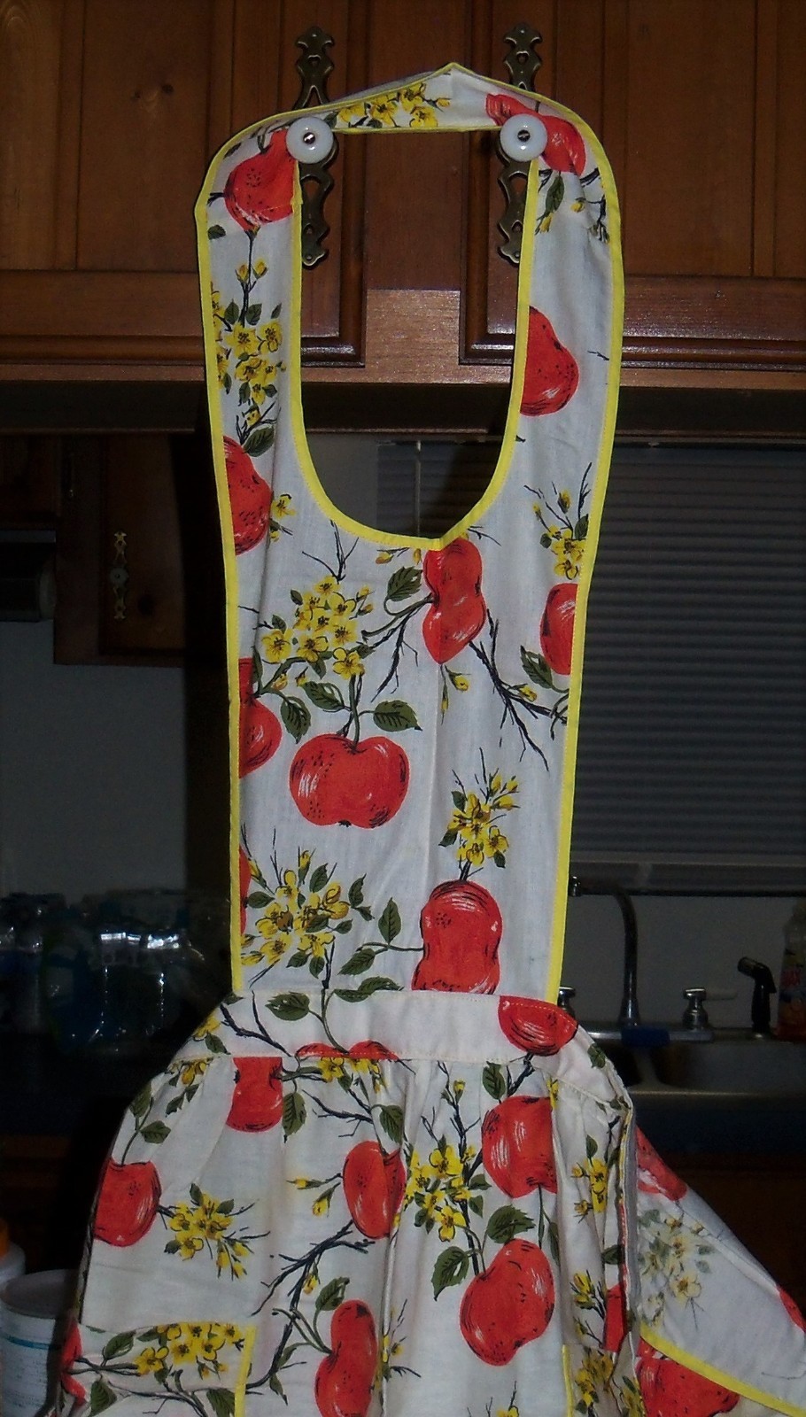 Mid century Estate VINTAGE full length APRON retro APPLES & blossoms print fruit
