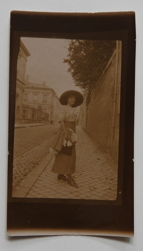 Photo Ancienne (Vers 1910) Jeune Femme Rue Duguesclin Ã  Niort 79 (PrÃ©Fecture)
