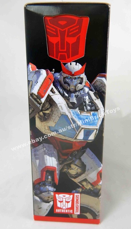 Transformers Studio Series 82 - Action Figure Ratchet Autobot (11,4 Cm) - Da Robot A Veicolo Cybertroniano - Con Accessorio E Fondo Scena