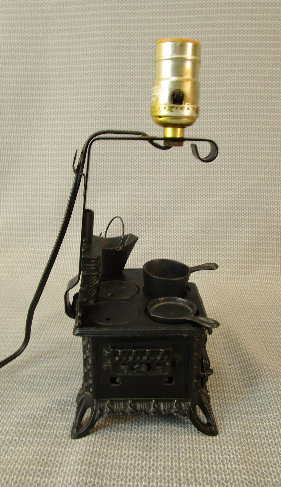 VTG MINI 'QUEEN' CAST IRON TOY WOOD COOK STOVE LAMP SALESMAN SAMPLE ACCESS WORKS