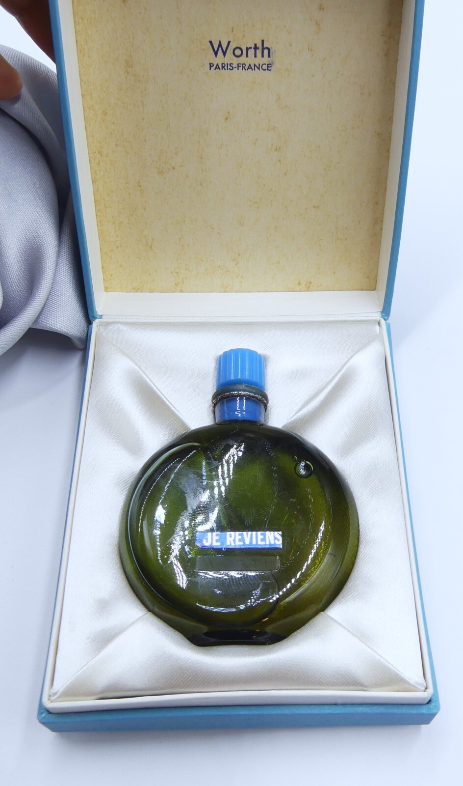 WORTH JE REVIENS □ウォルト　オーデコロン　63ml 未使用 WORTH JE REVIENS □ウォルト オーデコロン 63ml 未使用 - メルカリ