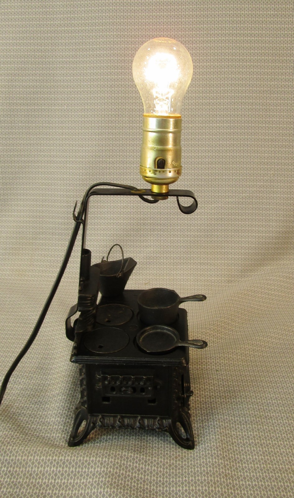 VTG MINI 'QUEEN' CAST IRON TOY WOOD COOK STOVE LAMP SALESMAN SAMPLE ACCESS WORKS