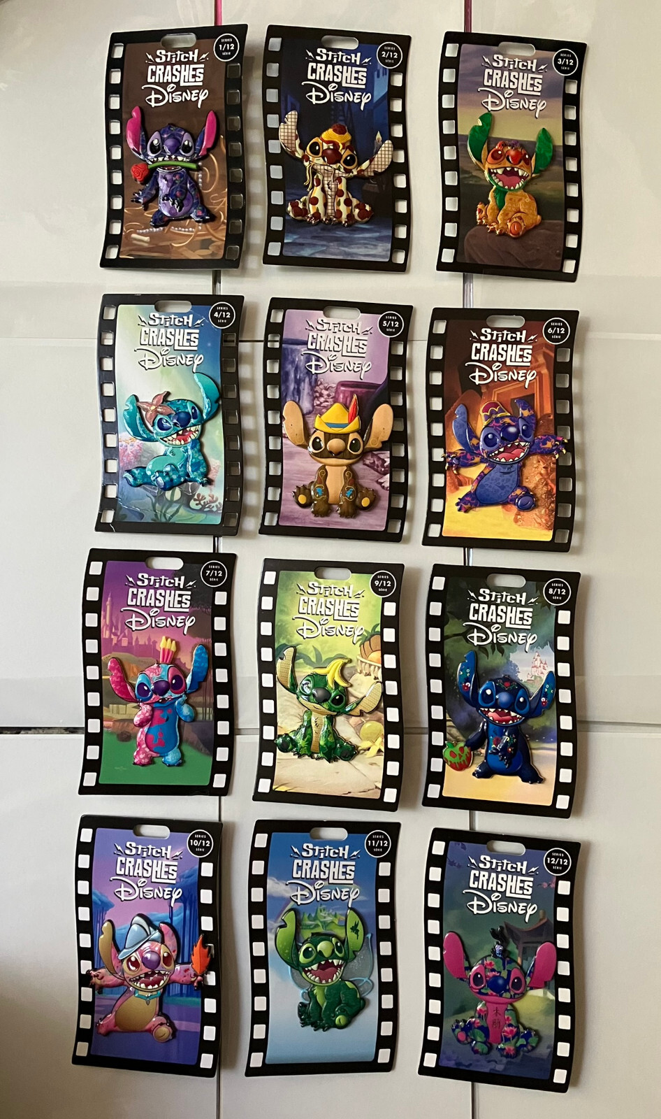 レア！Stitch CrashesDisney☆ピンバッジ全12種&ホルダー1冊 Disney Stitch Crashes 1-12 Jumbo Pin Full Set Of 12 Limited