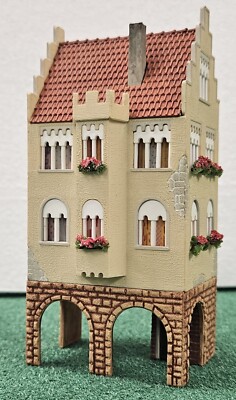 SMALL 4 STORY HOUSE/WORKS w WALLED CITY N SCALE 2''x 5'' CAN BE LIT TRAIN SCENERY