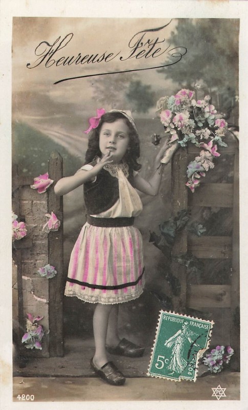 Cp Heureuse Fete Petite Fille Envoyant Baiser Bouquet A La Main - 29247