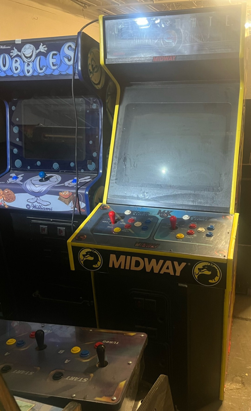 ULTIMATE MORTAL KOMBAT 3 ARCADE MACHINE by MIDWAY 1995 (Excellent Condition)