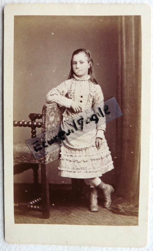 Cdv Photo Tourin Petite  Fille Avec Fleur à La Bouche U819