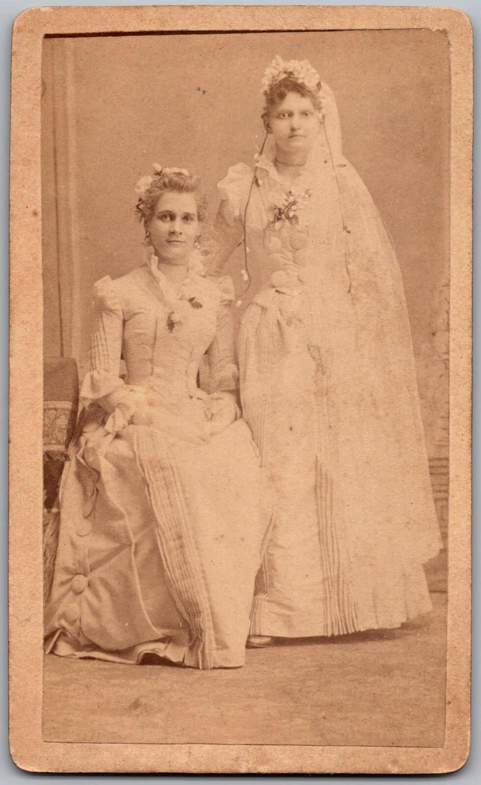 ANTIQUE CDV CIRCA 1880s GORGEOUS LADIES IN WHITE WEDDING DRESSES UNMARKED