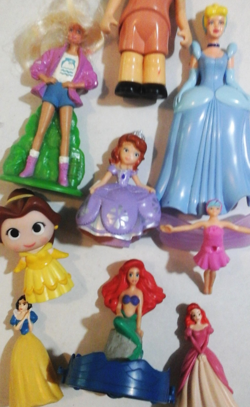 DOLLS AND PRINCESSES FIGURES Disney, Barbie 9 Figure Lot PRINCESS FIGURINES