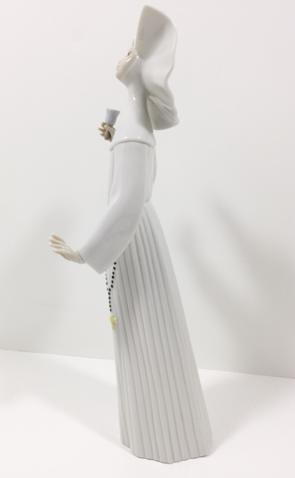 Lladro White Nun “Call To Prayer” #5551 RARE