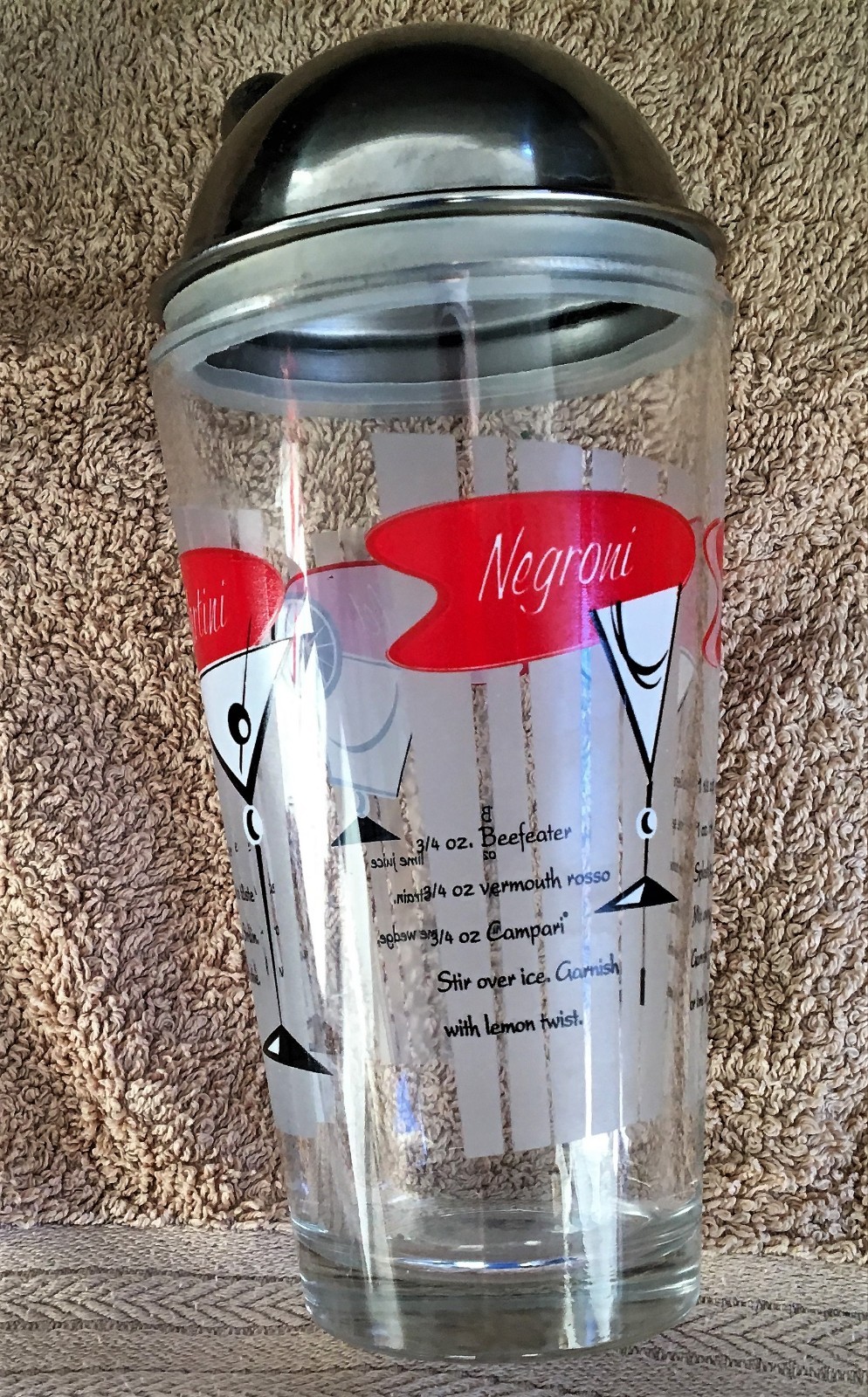 DUO VINTAGE GLASS/METAL COCKTAIL SHAKERS RETRO MAN CAVE/SHE SHED GREAT GRAPHICS