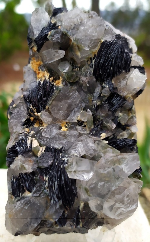 Superbe Hematite Speculaire En Symbiose Avec Cristal De Quartz. 420g. 108x58mm. 
