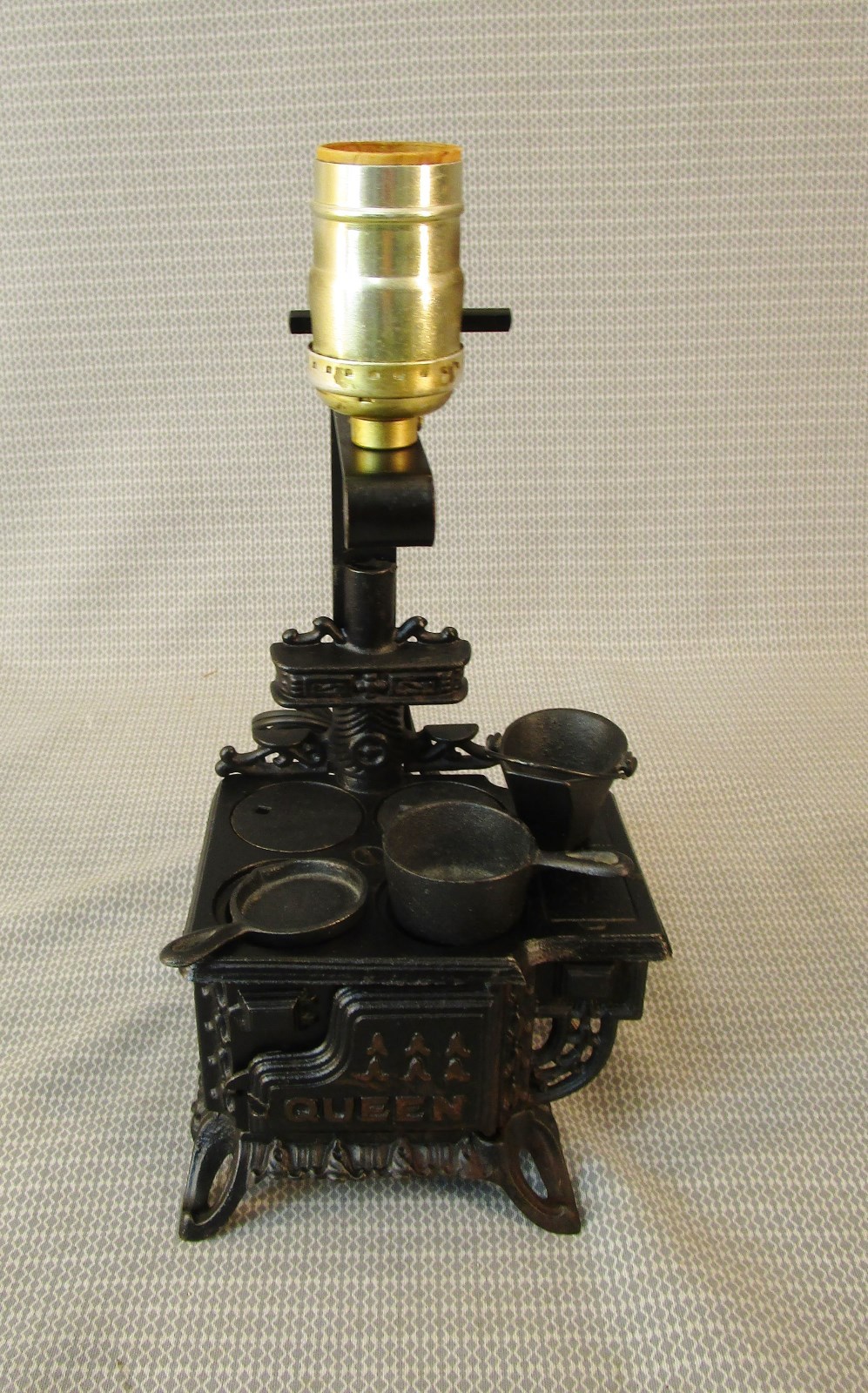 VTG MINI 'QUEEN' CAST IRON TOY WOOD COOK STOVE LAMP SALESMAN SAMPLE ACCESS WORKS