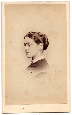 ANTIQUE CDV C. 1860s WILSON & DAVIS GORGEOUS YOUNG LADY IN DRESS BRIDGEPORT CONN