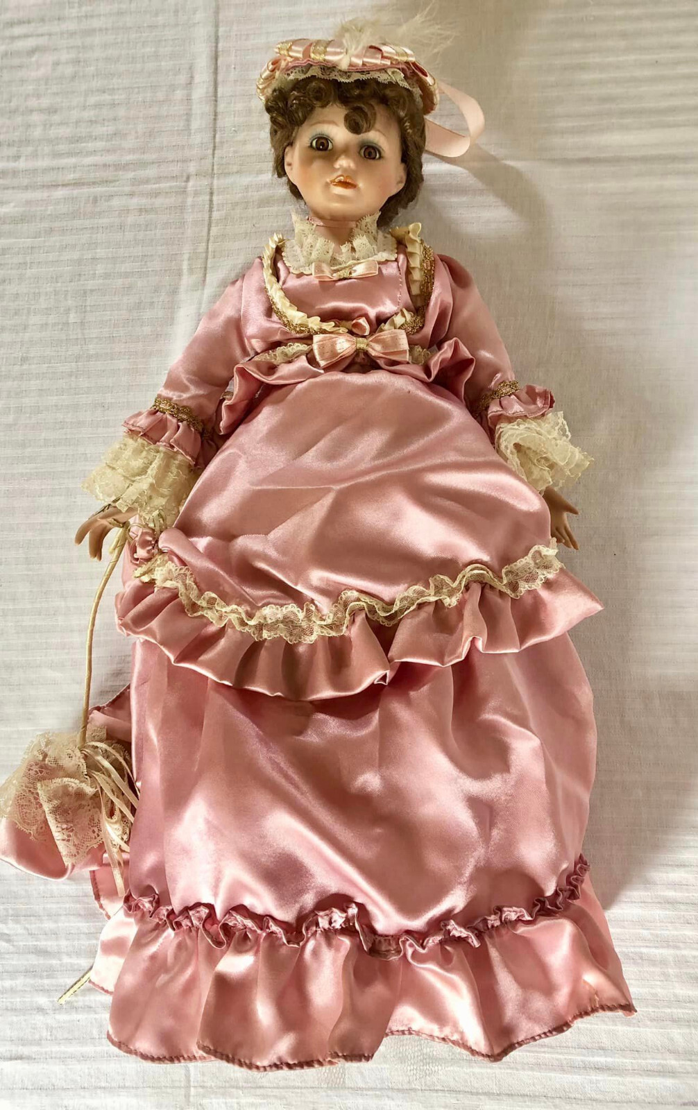 洋書 Victorian Doll Secrets Creepy Vintage Doll Revolving Musical Doll Music Box
