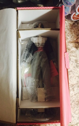 VINTAGE TREASURY COLLECTION PARADISE GALLERIES WEDDING PARTY PORCELAIN DOLL LOT