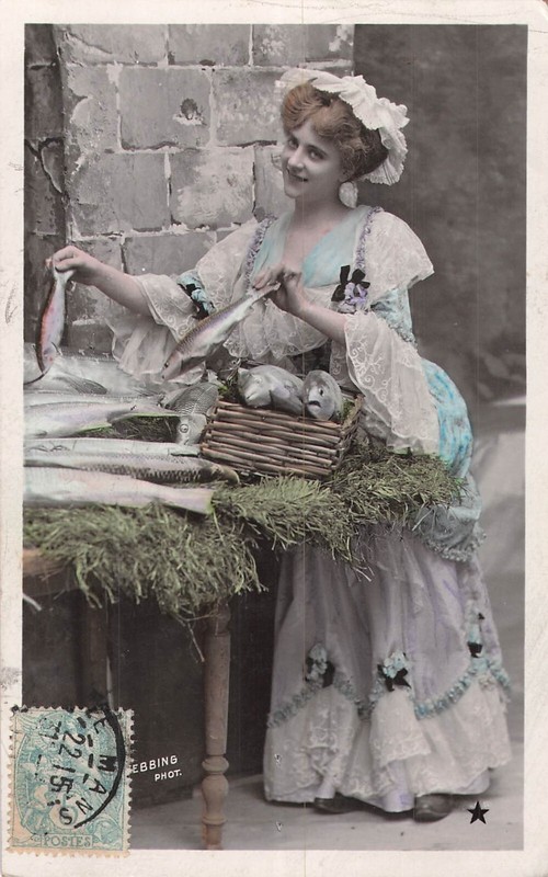 Cp Emaillographie Poissonniere Rousse Coiffe Etalage Poissons - 37292