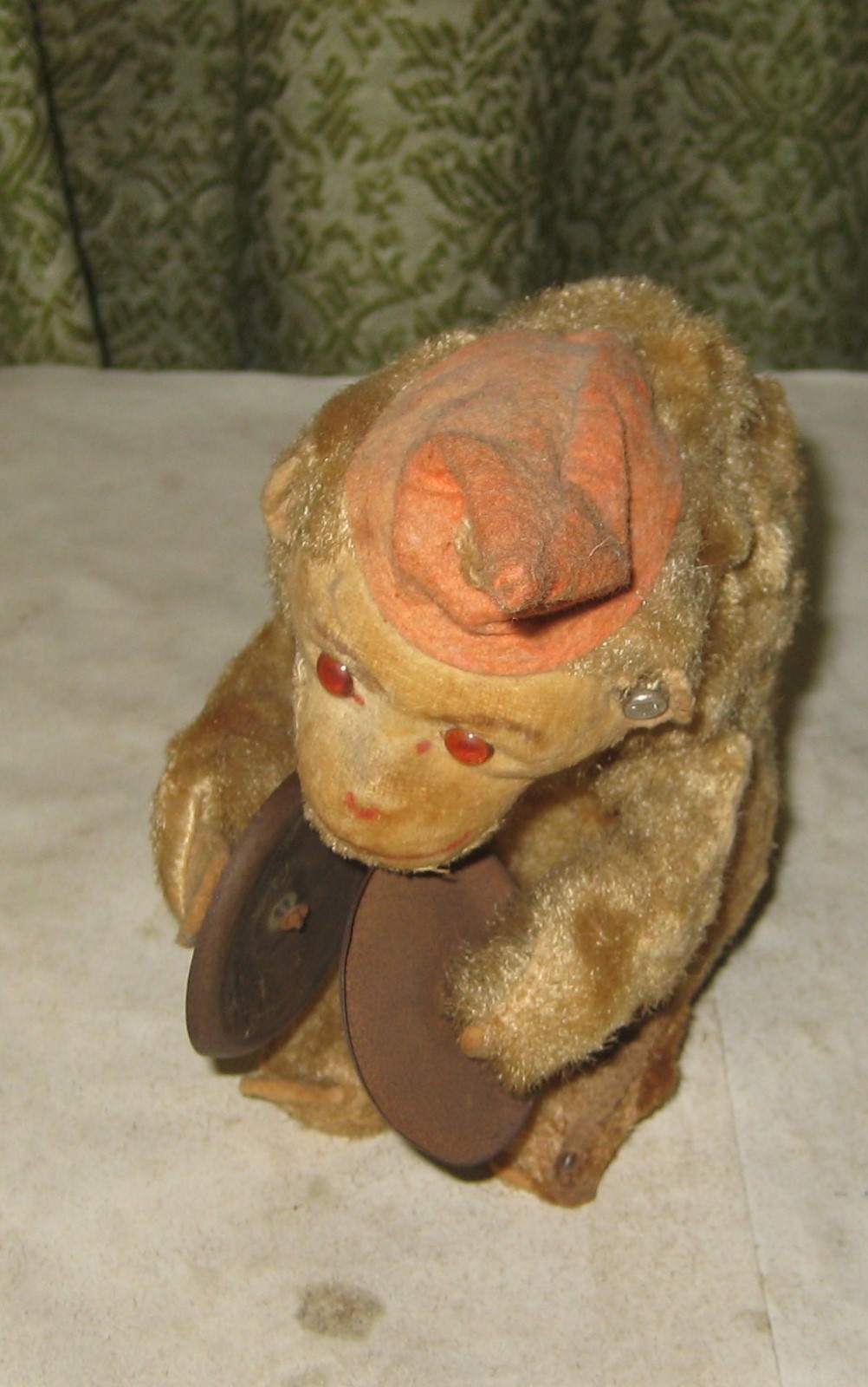 298F-1 VINTAGE TOY MONKEY WITH CYMBALS, 7 INCH TALL, SOME MOVEMENT WHEN PICTURES