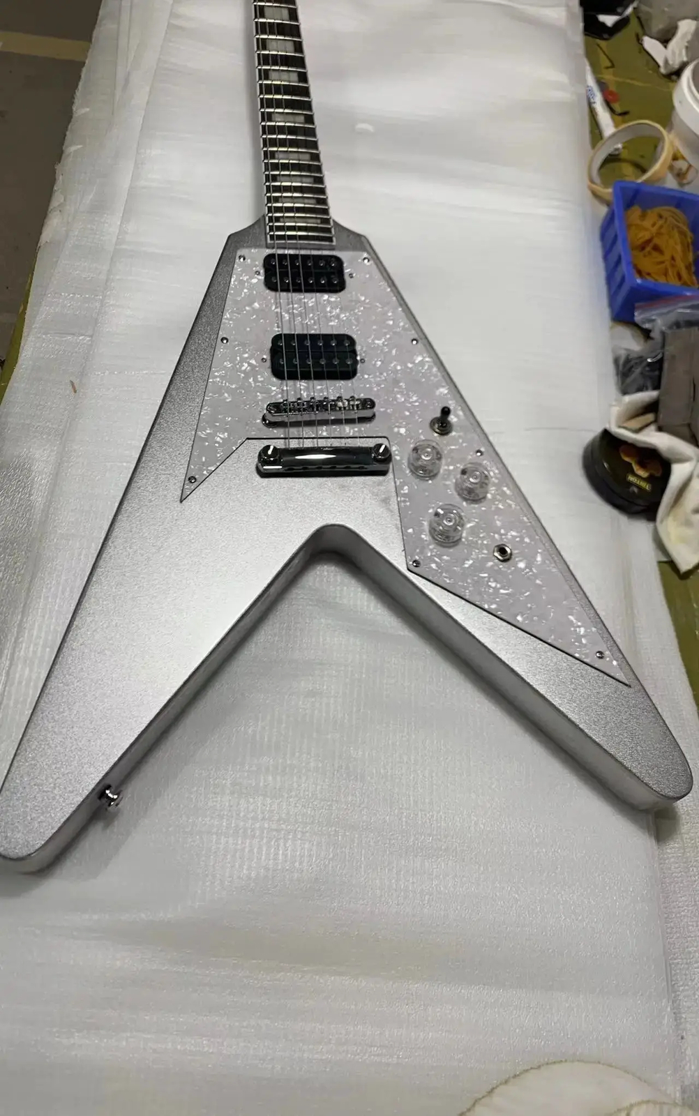 Hot Sale FlYing V Electric Guitar Has A Very Good Timbre and